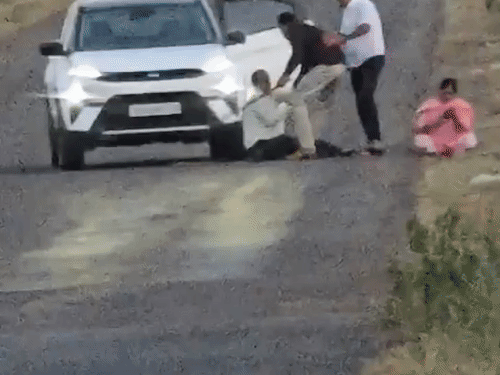 पुणे में जमीन बेचने पर बेटों ने मां-बाप की पिटाई, सड़क पर गिराकर डंडों से मारा