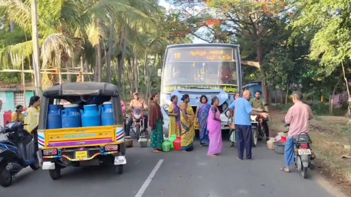 Ambur Residents Protest by Blocking Road, Urging Authorities to Restore Water Supply