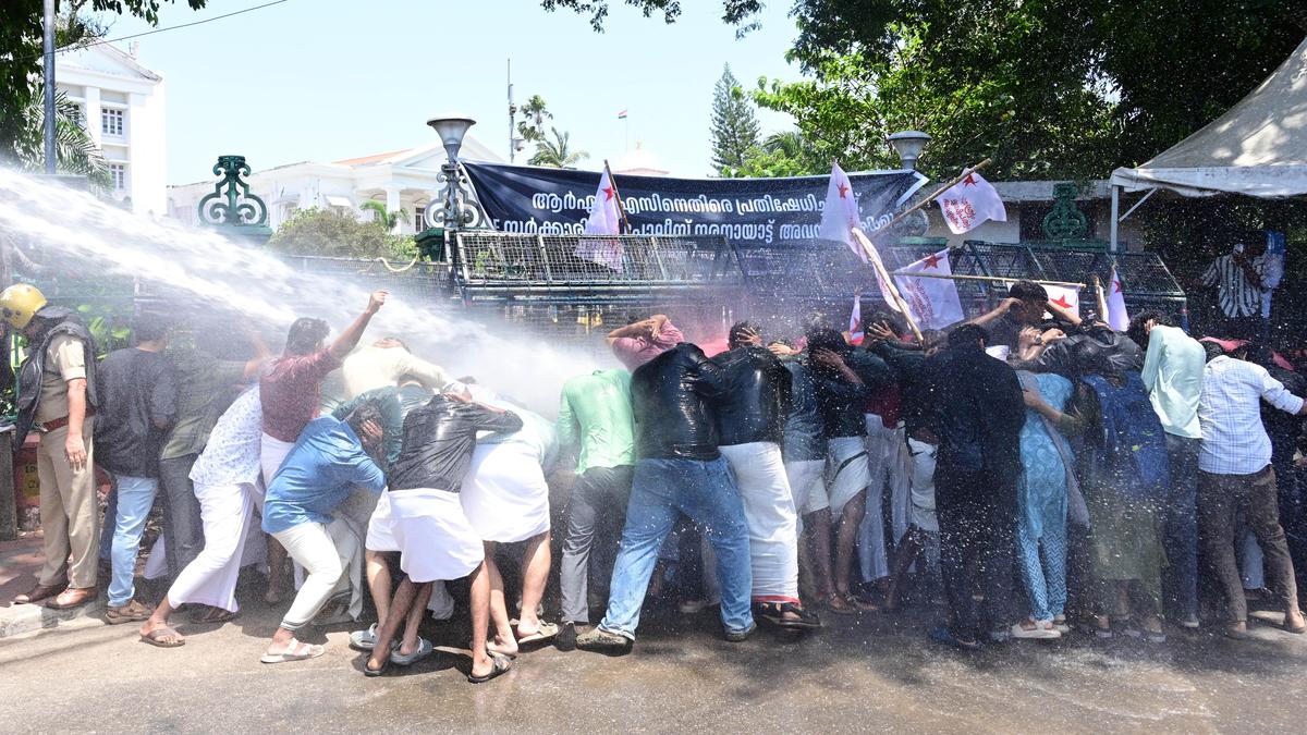 SFI Protesters Clash with Police During March to Kerala Secretariat