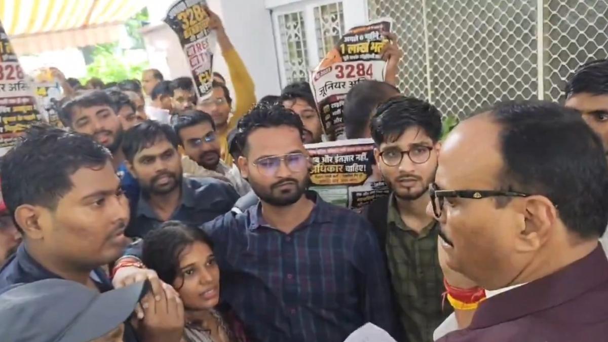 Aspirants Protest Outside UP Deputy CM's Residence Over Delayed Government Job Recruitment