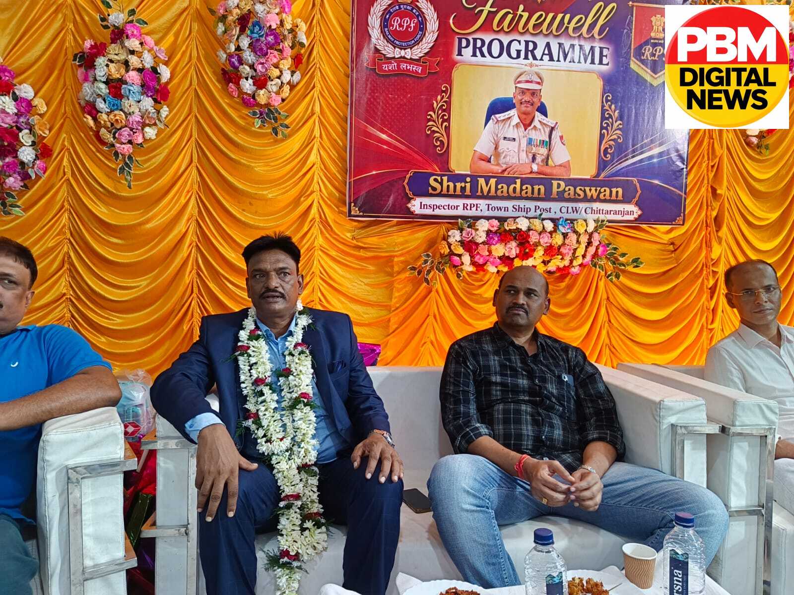 🚨*RPF इंस्पेक्टर मदन पासवान का भव्य विदाई समारोह: चित्तरंजन टाउन पोस्ट में सहकर्मियों ने नम आंखों से दी विदाई, बोले- 'अब समाज सेवा को समर्पित रहेगा जीवन'*