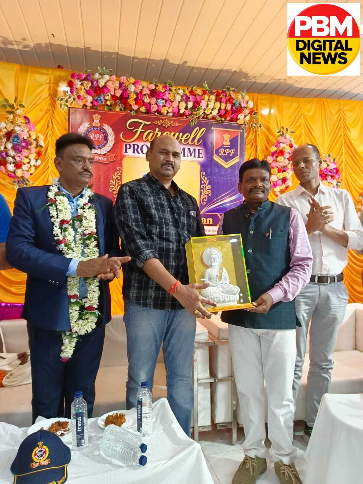 🚨*RPF इंस्पेक्टर मदन पासवान का भव्य विदाई समारोह: चित्तरंजन टाउन पोस्ट में सहकर्मियों ने नम आंखों से दी विदाई, बोले- 'अब समाज सेवा को समर्पित रहेगा जीवन'*