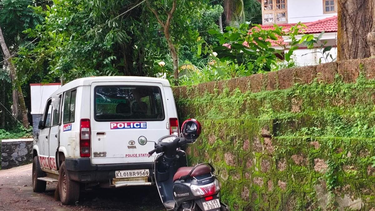 Police Dismantle Makeshift Station Vehicle Outside Kerala CM's Residence, Guards Remain on Duty