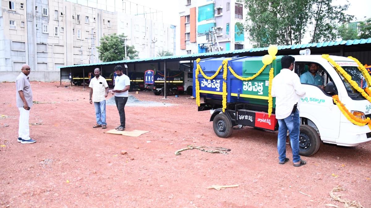Kurnool Civic Chief Urges E-Auto Drivers for Full Door-to-Door Garbage Collection Initiative