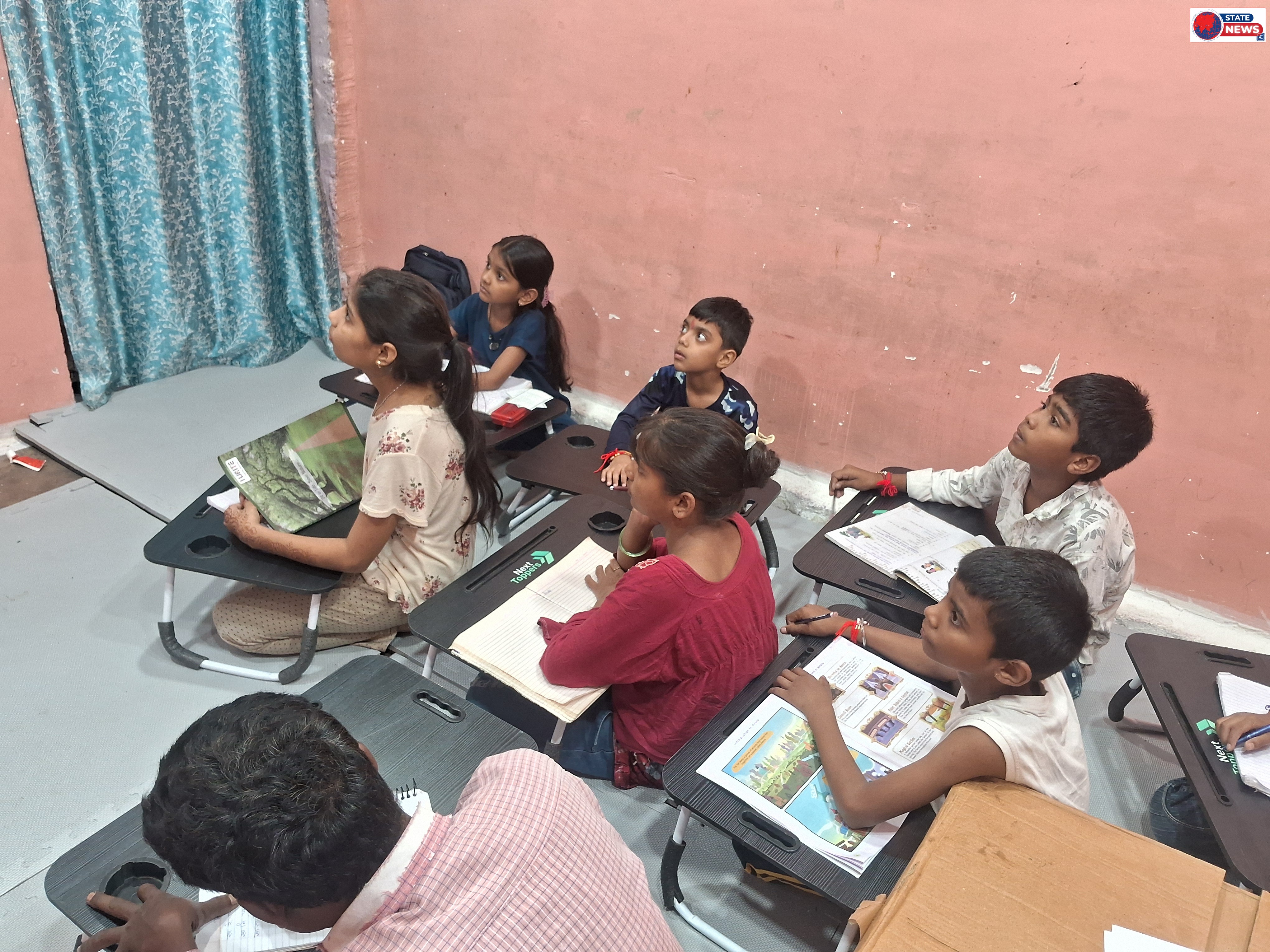 नेस्ट टॉपर कोचिंग ने गुरूकुल केंद्र मैं  बच्चों के साथ मनाया रक्षा बंधन मनाया गया नामदेव विकास पारिषद जवाहर चौक भोपाल 