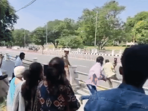 चेन्नई में CM विजय की सुरक्षा भेदकर पहुंचे लोग, पुलिस हिरासत में युवक की मौत पर न्याय की मांग