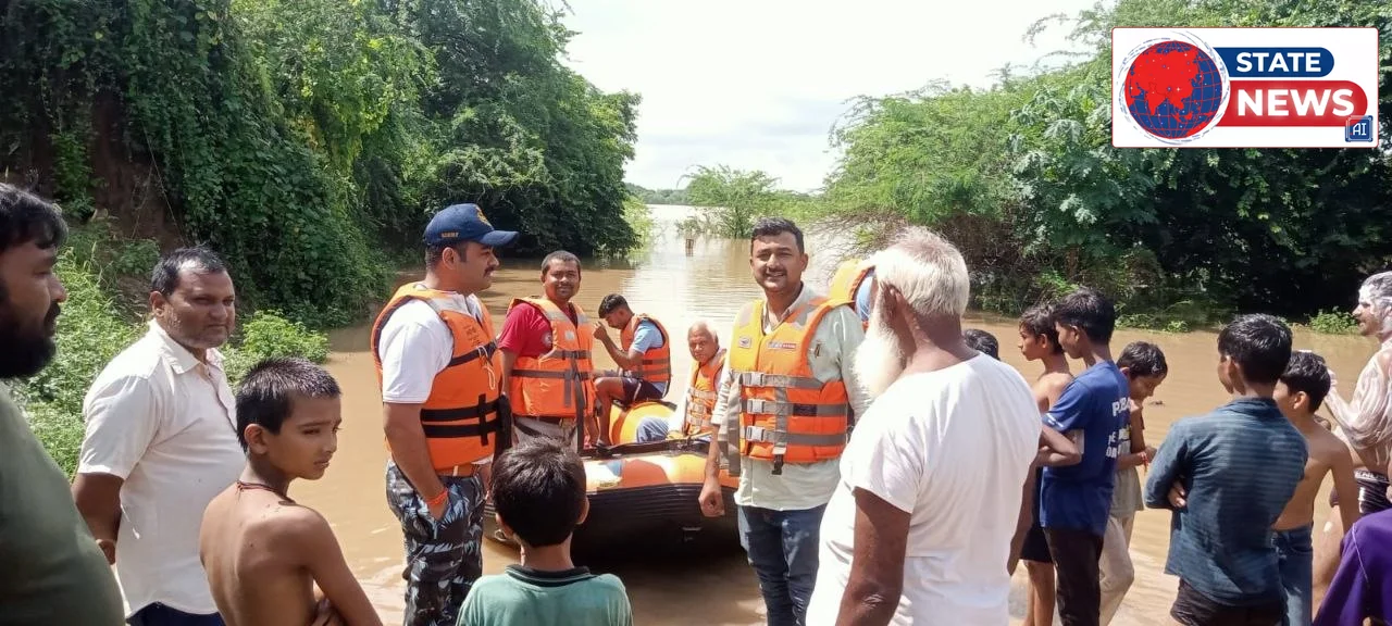 बाढ़ प्रभावित क्षेत्रों का निरीक्षण करने पहुंचे एसडीआरएफ के साथ तहसीलदार जवा शौरभ द्विवेदी