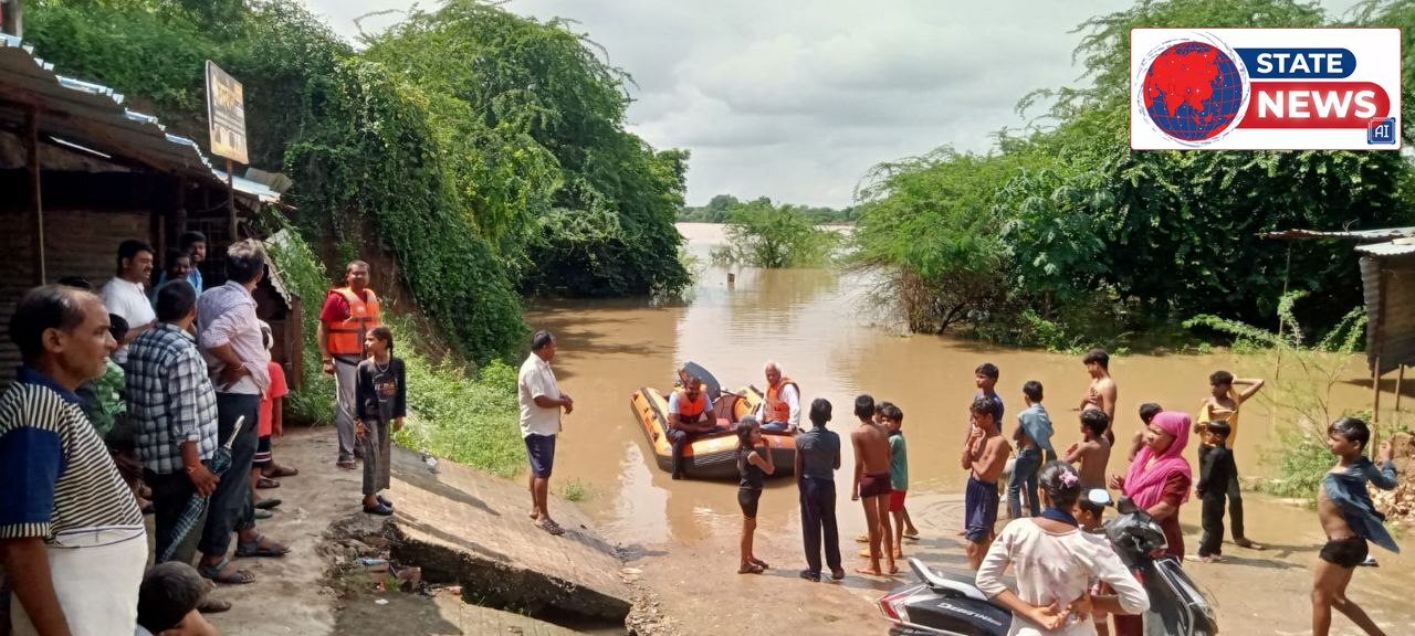 बाढ़ प्रभावित क्षेत्रों का निरीक्षण करने पहुंचे एसडीआरएफ के साथ तहसीलदार जवा शौरभ द्विवेदी