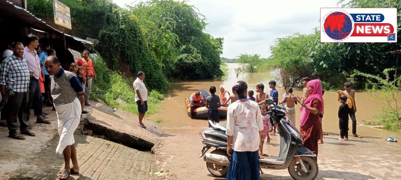 बाढ़ प्रभावित क्षेत्रों का निरीक्षण करने पहुंचे एसडीआरएफ के साथ तहसीलदार जवा शौरभ द्विवेदी