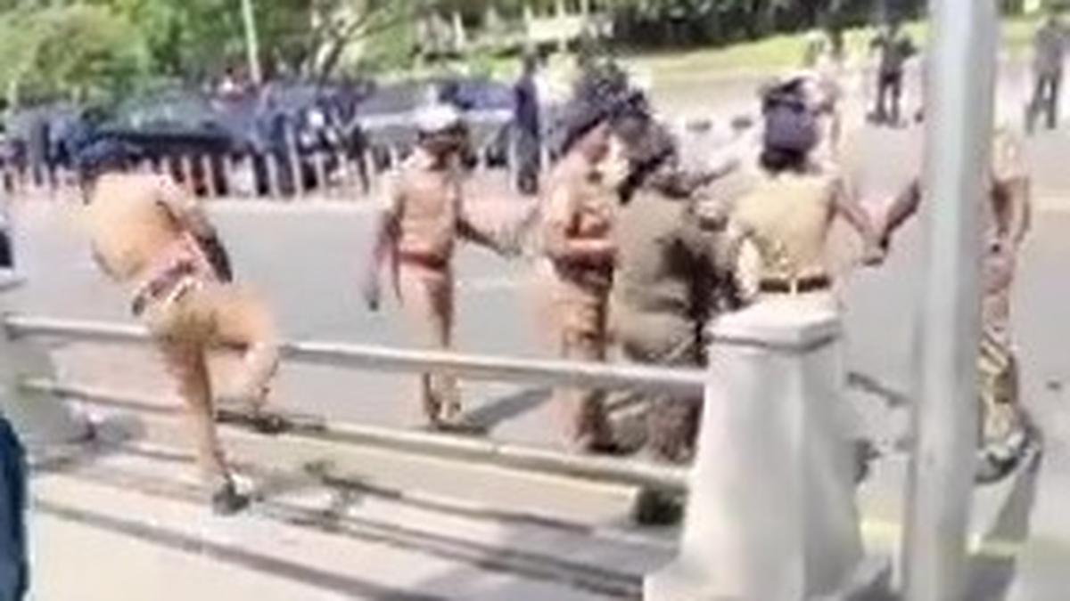 Tamil Nadu CM's Convoy Stopped by Akash Delison's Family Protesting Custodial Death