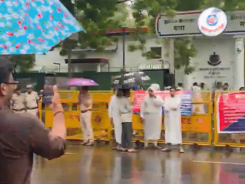 स्वतंत्र भारद्वाज की गिरफ्तारी पर संसद मार्ग थाने के बाहर हिंदू संगठनों का जोरदार प्रदर्शन