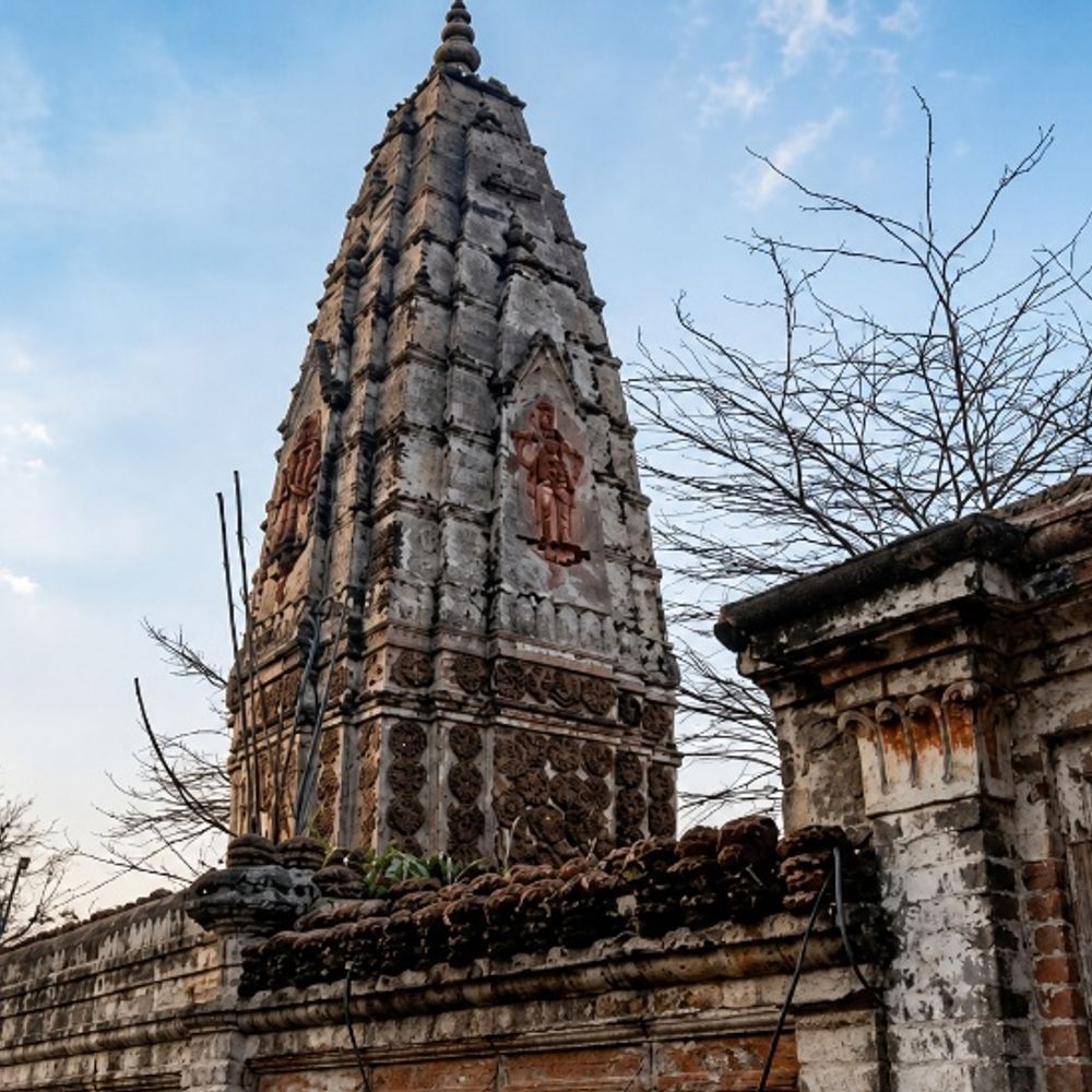पाकिस्तान में 100 साल पुराना हिंदू मंदिर गिरा, आरोप- मदरसा बनाने के लिए गिराया गया