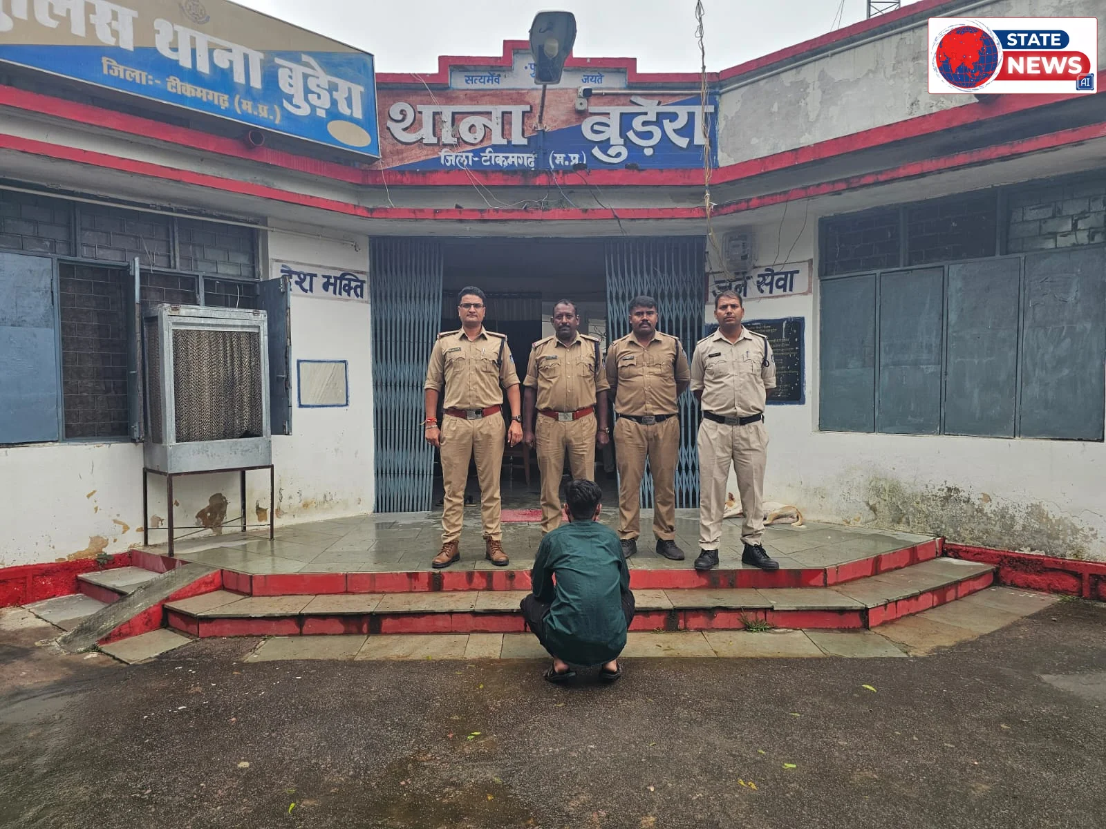 *नौकरी का झांसा देकर धोखाधड़ी करने वाला आरोपी गिरफ्तार*  *टीकमगढ़।* नौकरी दिलाने के नाम पर रुपये लेकर फर्जी नियुक्ति पत्र देने वाले आरोपी को