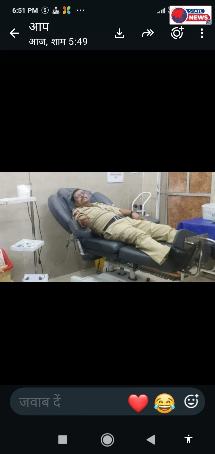 *गर्भवती महिला के लिए पुलिस जवान ने किया रक्तदान, पेश की मानवता की मिसाल*  *टीकमगढ़।* ग्राम सूरजपुर, थाना बल्देवगढ़ निवासी एक जरूरतमंद गर्भव
