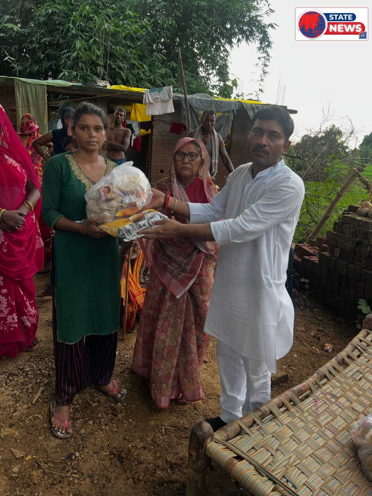 बाढ़ पीड़ितों के बीच पहुंचे ‘बाबा’, ककरहा टोला-मझिगवां में बांटी राहत सामग्री