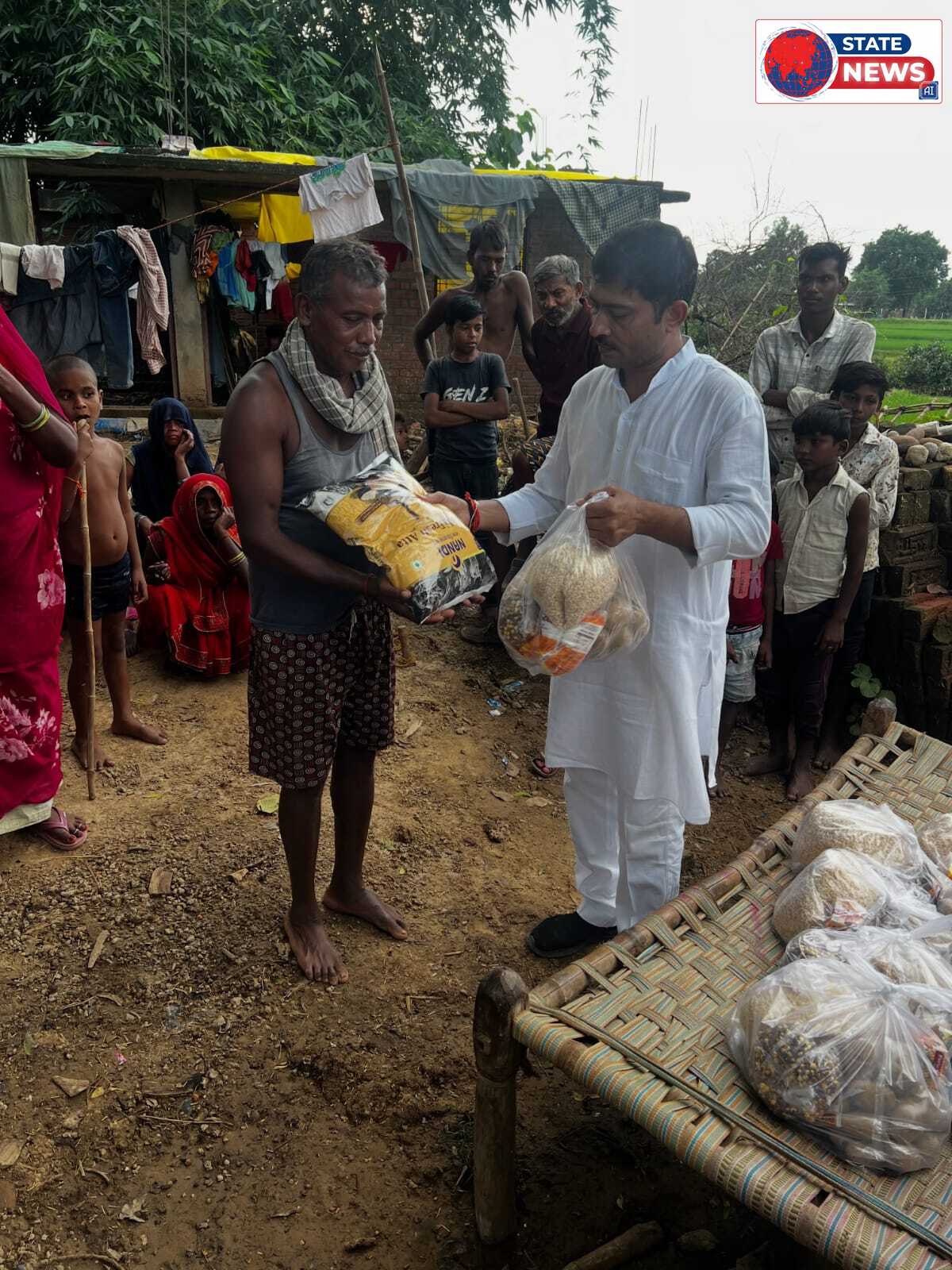 बाढ़ पीड़ितों के बीच पहुंचे ‘बाबा’, ककरहा टोला-मझिगवां में बांटी राहत सामग्री