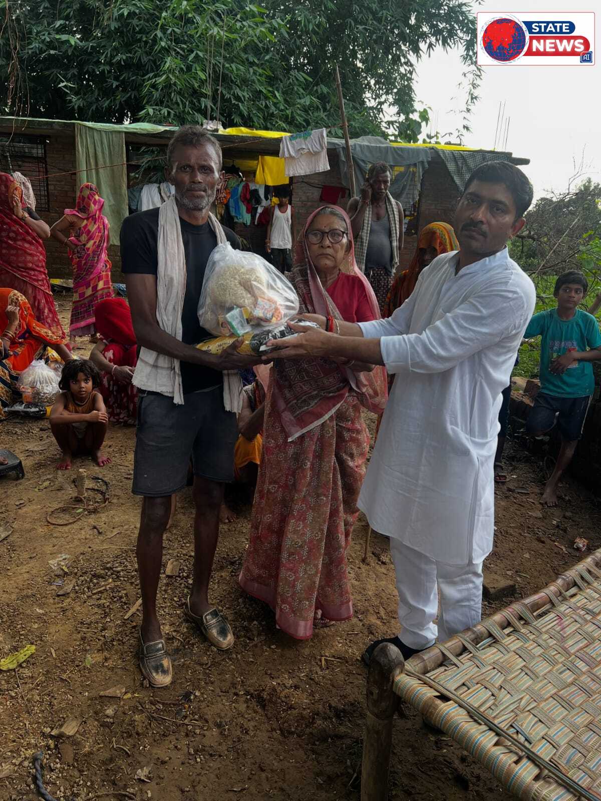बाढ़ पीड़ितों के बीच पहुंचे ‘बाबा’, ककरहा टोला-मझिगवां में बांटी राहत सामग्री