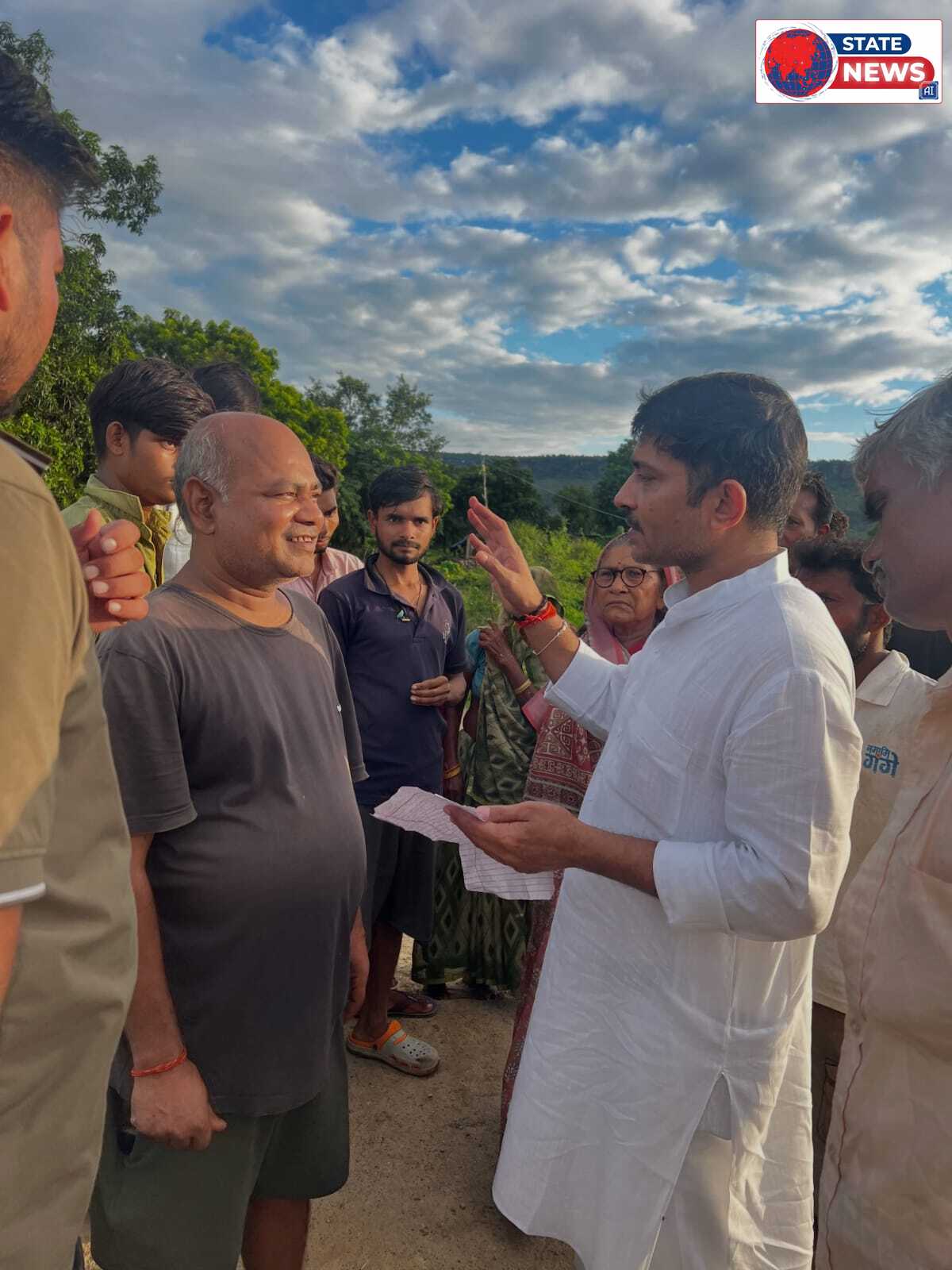 बाढ़ पीड़ितों के बीच पहुंचे ‘बाबा’, ककरहा टोला-मझिगवां में बांटी राहत सामग्री