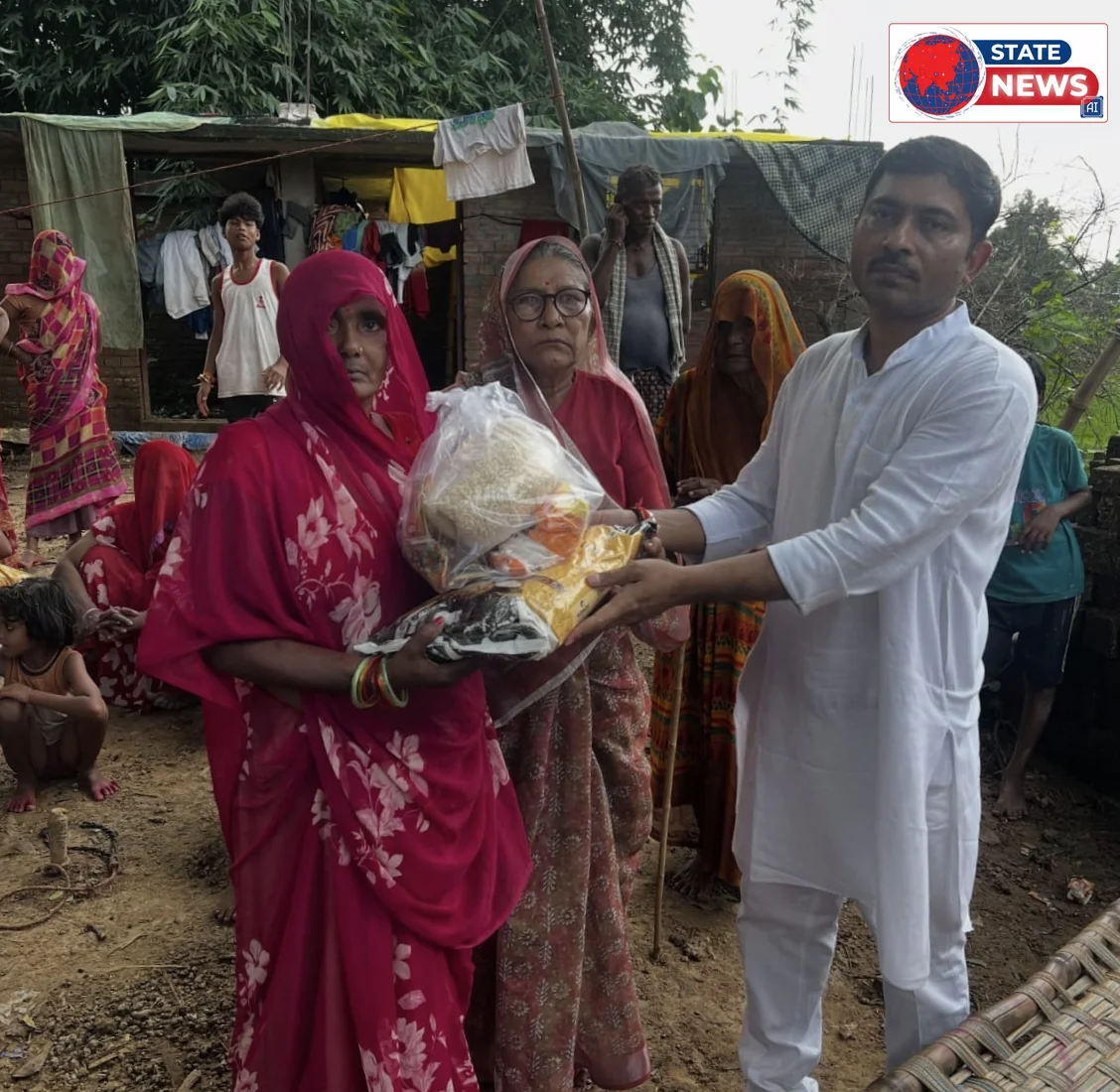 बाढ़ पीड़ितों के बीच पहुंचे ‘बाबा’, ककरहा टोला-मझिगवां में बांटी राहत सामग्री