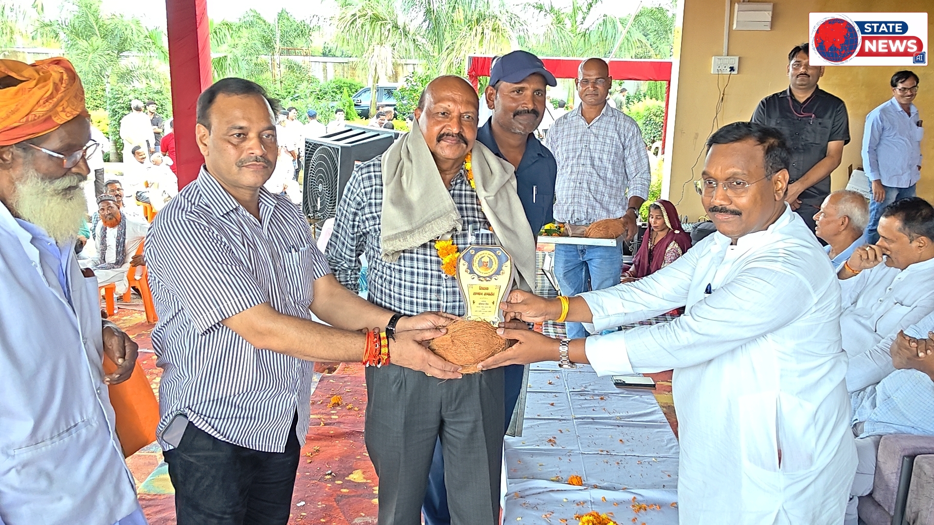 चमरौहा में शिक्षक सम्मान समारोह का भव्य आयोजन, कमलेश्वर पटेल ने साल-श्रीफल व संविधान ग्रंथ भेंट कर शिक्षकों का किया सम्मान