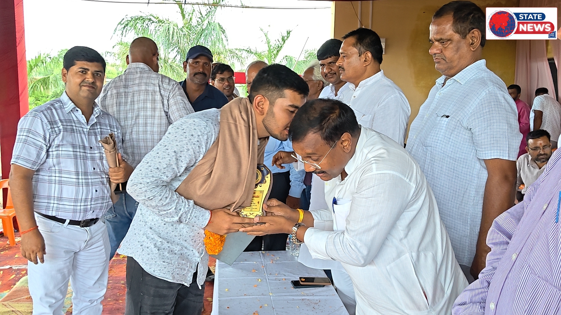 चमरौहा में शिक्षक सम्मान समारोह का भव्य आयोजन, कमलेश्वर पटेल ने साल-श्रीफल व संविधान ग्रंथ भेंट कर शिक्षकों का किया सम्मान