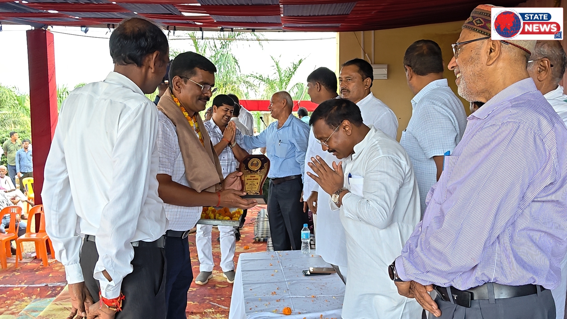 चमरौहा में शिक्षक सम्मान समारोह का भव्य आयोजन, कमलेश्वर पटेल ने साल-श्रीफल व संविधान ग्रंथ भेंट कर शिक्षकों का किया सम्मान