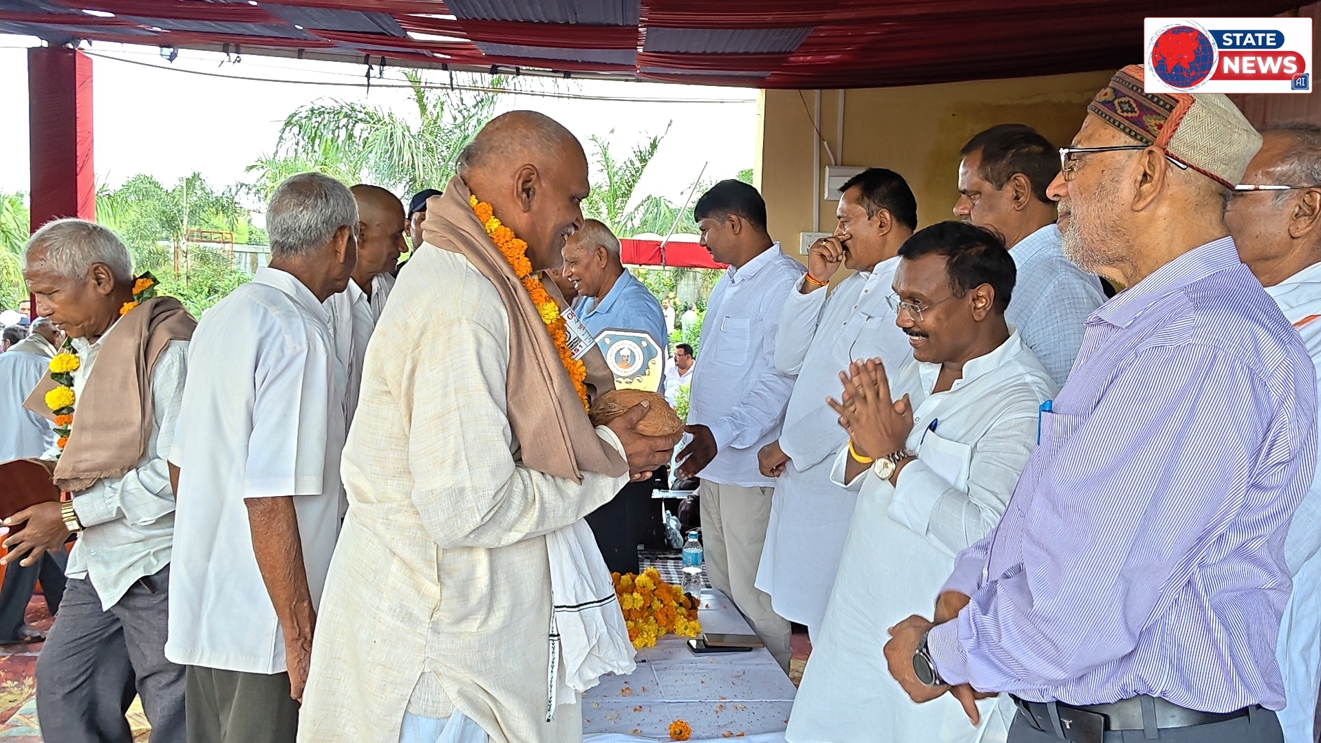 चमरौहा में शिक्षक सम्मान समारोह का भव्य आयोजन, कमलेश्वर पटेल ने साल-श्रीफल व संविधान ग्रंथ भेंट कर शिक्षकों का किया सम्मान