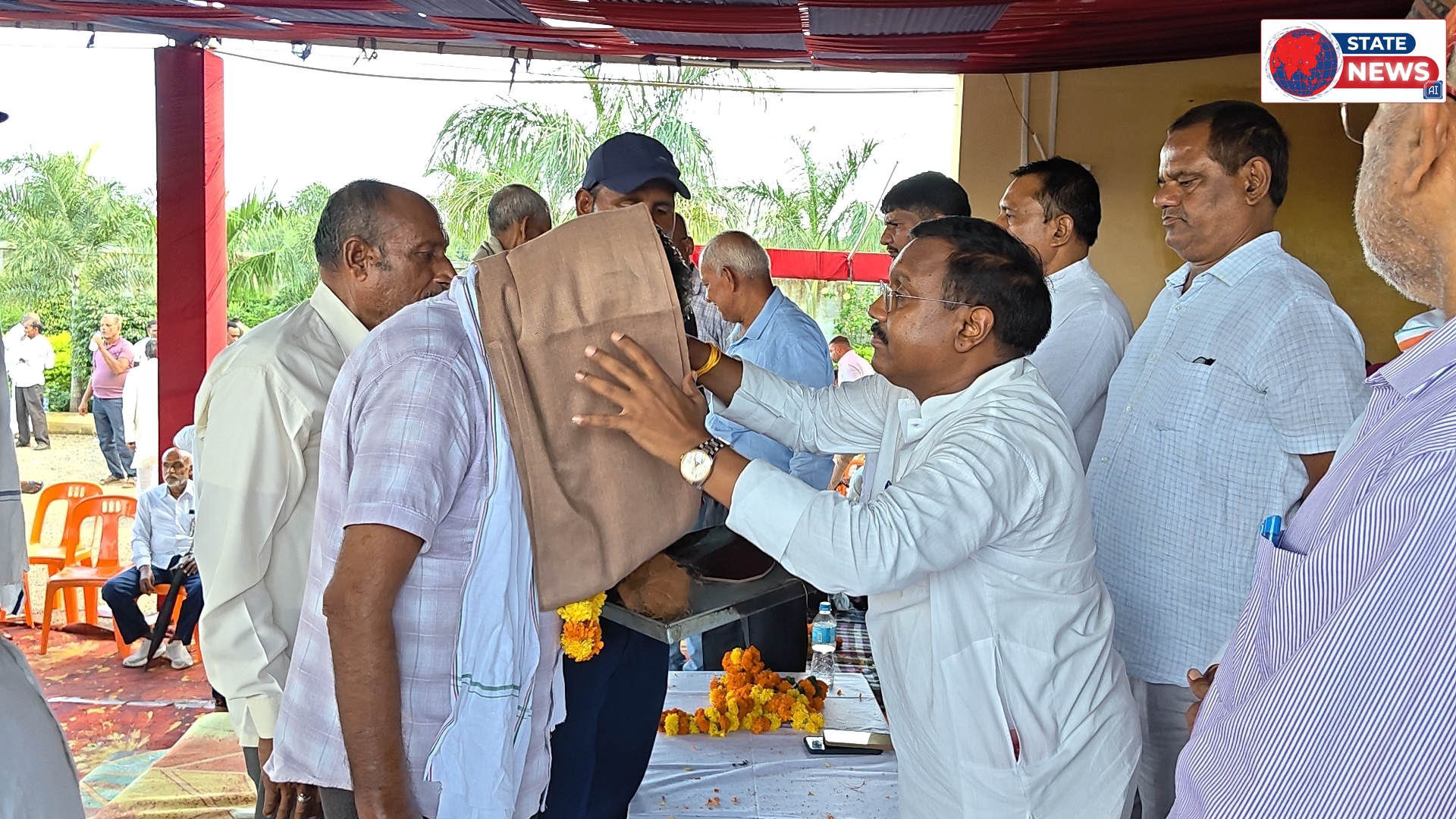 चमरौहा में शिक्षक सम्मान समारोह का भव्य आयोजन, कमलेश्वर पटेल ने साल-श्रीफल व संविधान ग्रंथ भेंट कर शिक्षकों का किया सम्मान