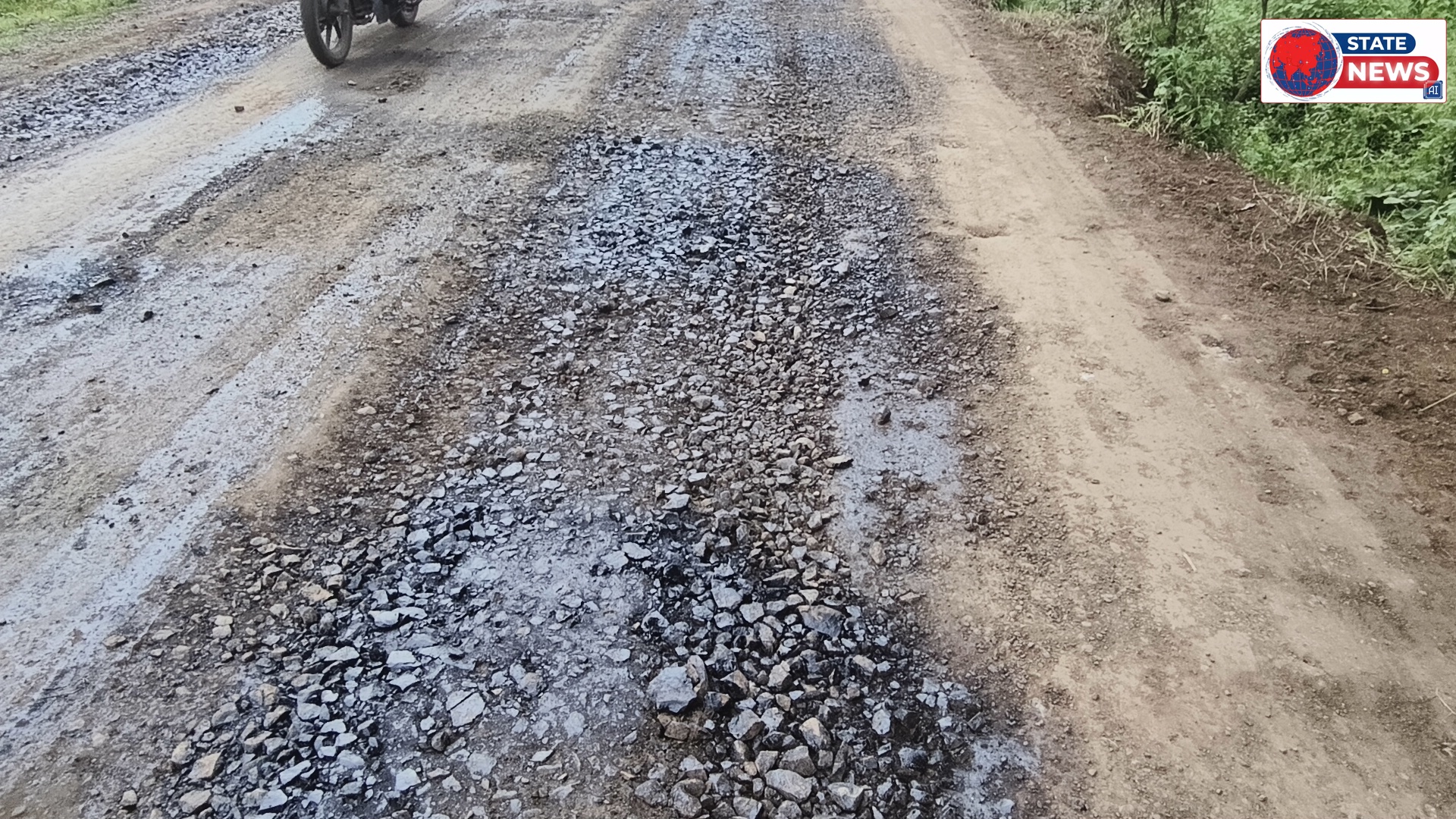 नेपानगर से सीवल मार्ग मे हो रहा है घटिया पेचवर्क कार्य , ग्रामीणों में आक्रोश
