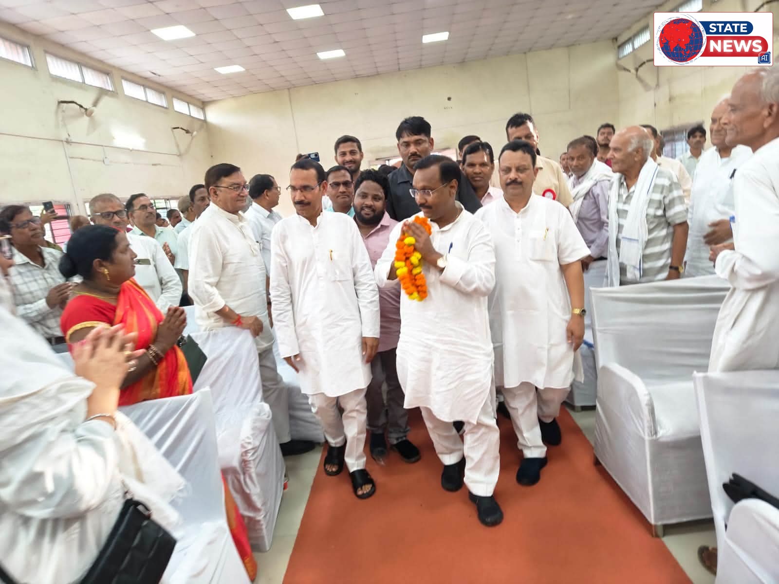 गुरुओं के सम्मान में सजा बैढ़न, कमलेश्वर पटेल ने शिक्षकों का किया अभिनंदन