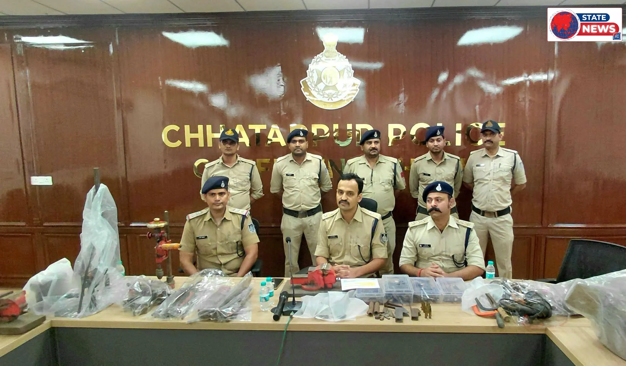थाना लवकुशनगर पुलिस ने अवैध हथियार निर्माण की दो फैक्ट्रियों पर मारा छापा 
