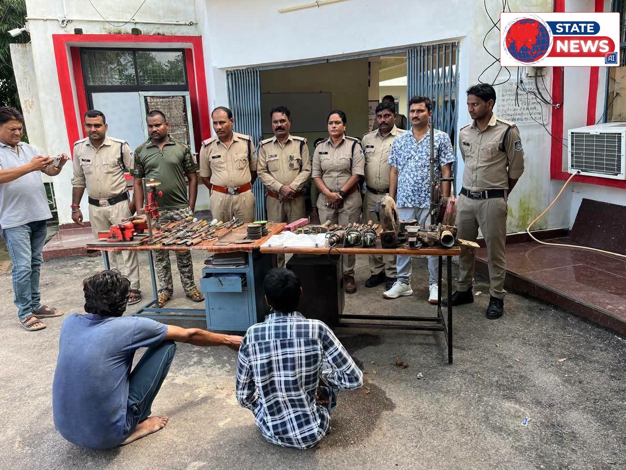 थाना लवकुशनगर पुलिस ने अवैध हथियार निर्माण की दो फैक्ट्रियों पर मारा छापा 