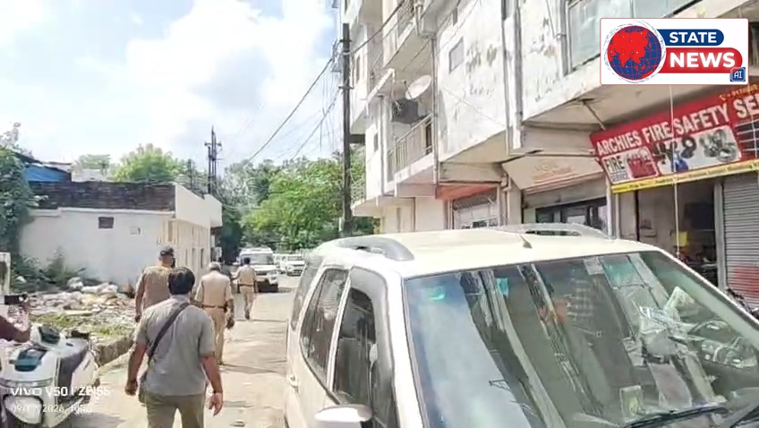 दबंगों की एंट्री से बद्रिका टावर में हड़कंप