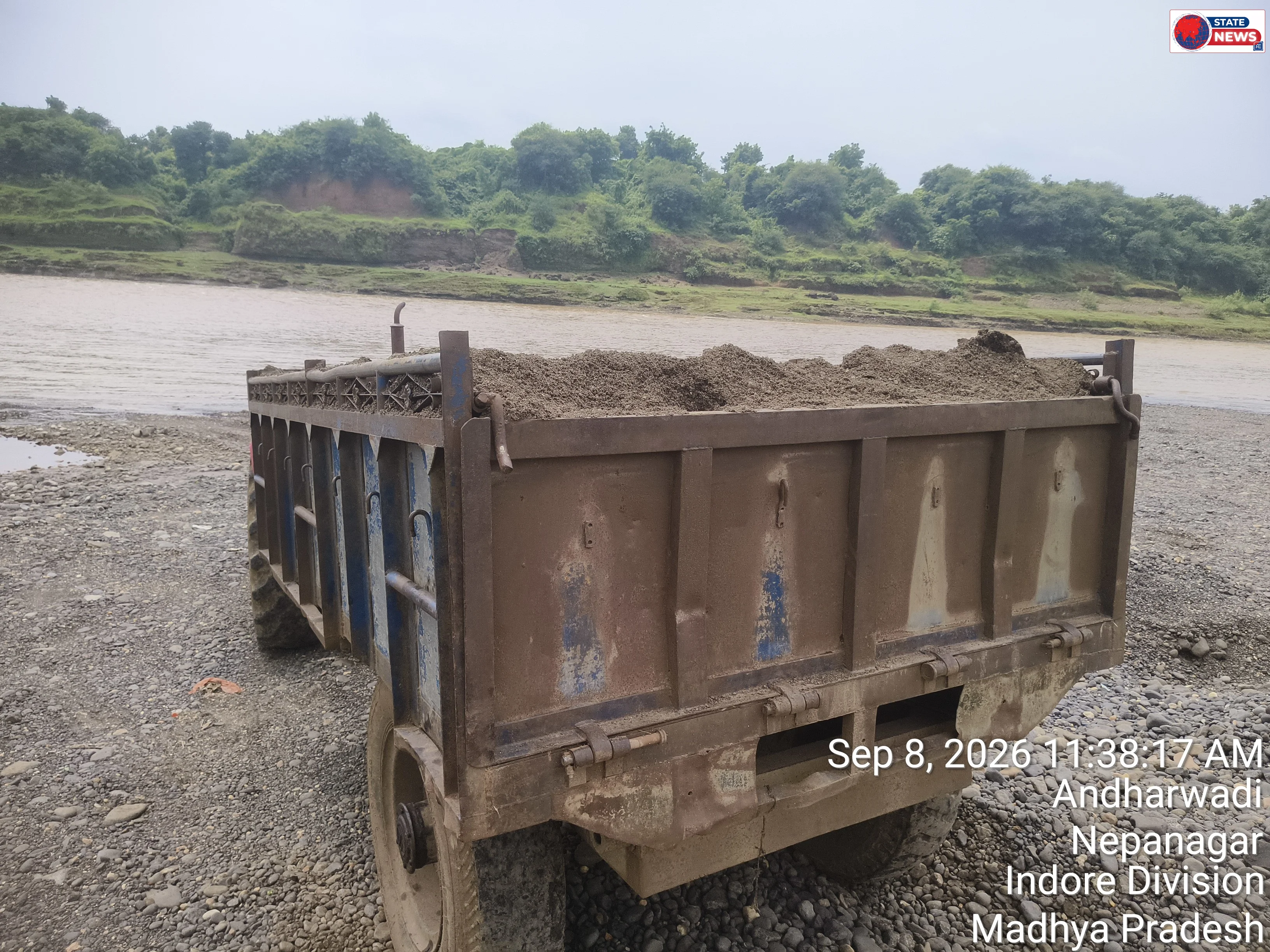 रेत माफिया हुए बेखौफ दिन दहाड़े नदियों से रेत का अवैध उत्खनन