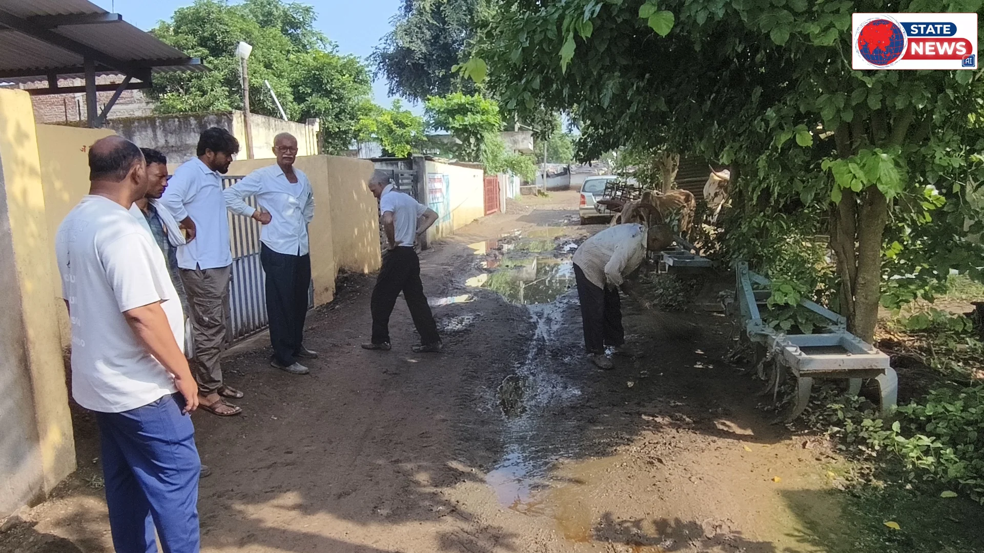 पलासुर ग्राम में ग्रामीण रोड निर्माण की मांग और नाली और नाली के ऊपर के रपटे के टूटने से परेशान