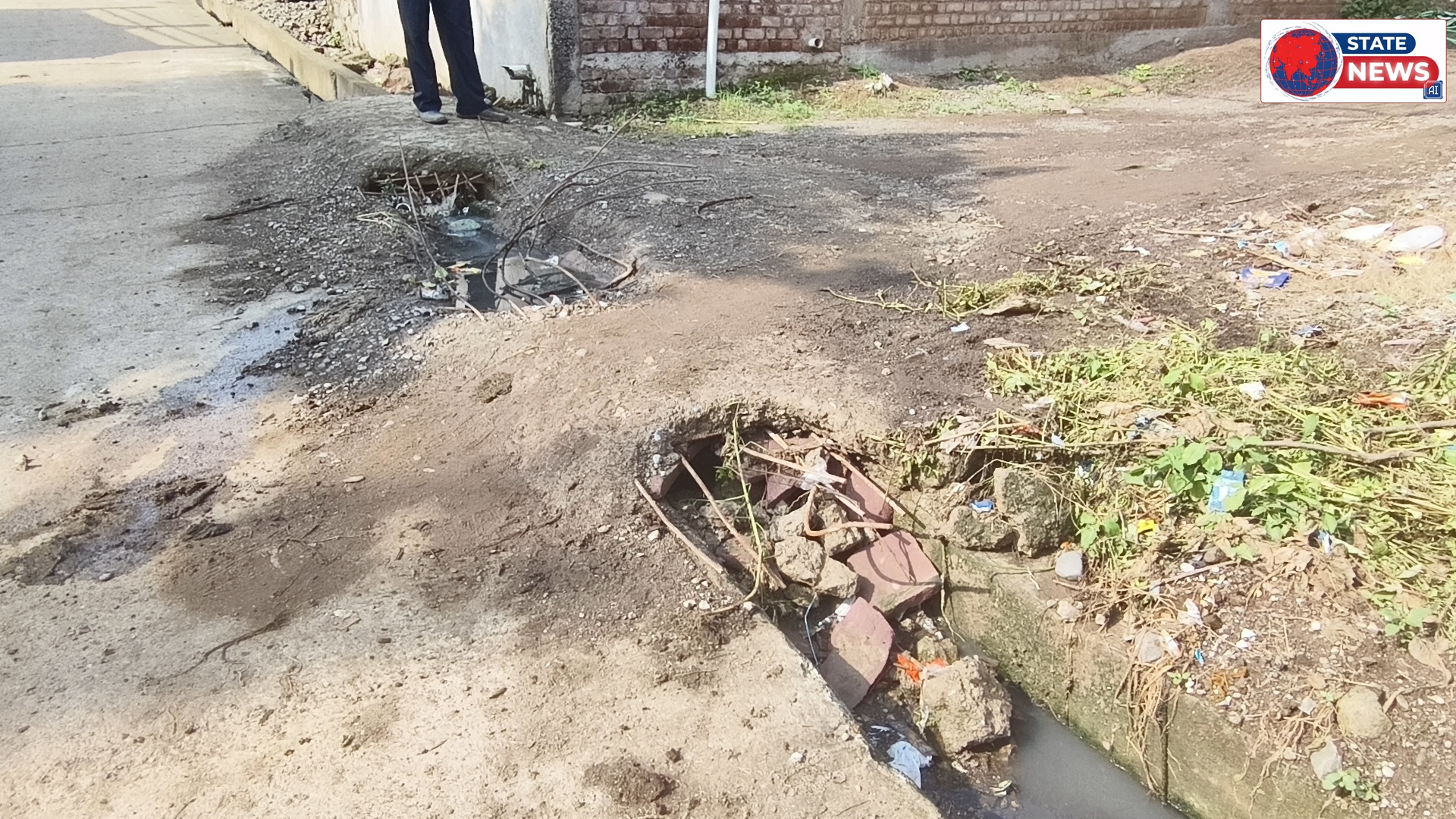 पलासुर ग्राम में ग्रामीण रोड निर्माण की मांग और नाली और नाली के ऊपर के रपटे के टूटने से परेशान