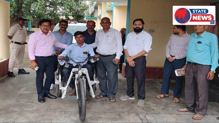 पन्ना में स्पर्श अभियान के तहत दिव्यांग को मिली ई-ट्रायसिकिल