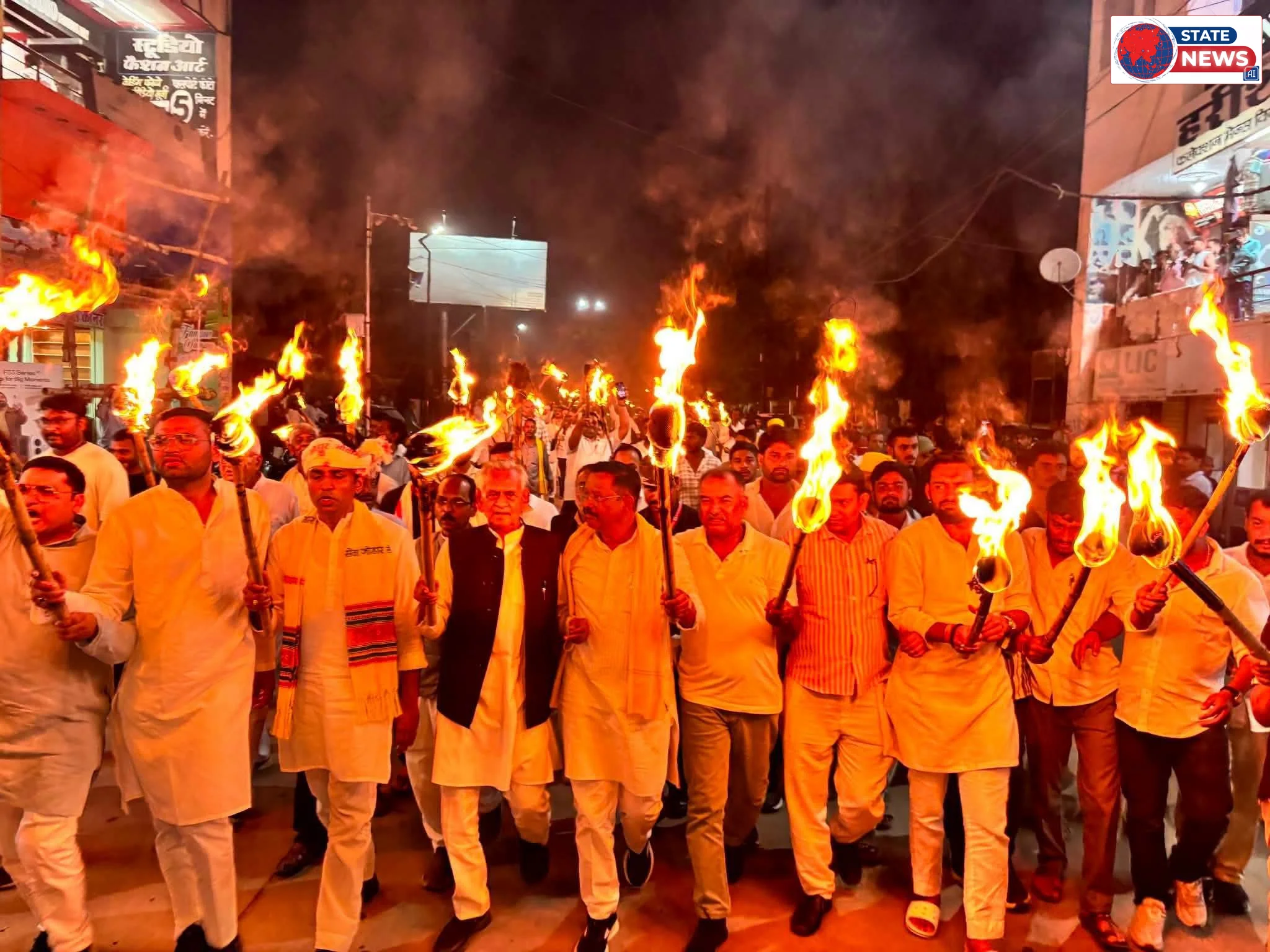 रीवा में जलीं मशालें, गरमाए सियासी गलियारे! न्याय सत्याग्रह में उमड़ा कांग्रेस का कुनबा