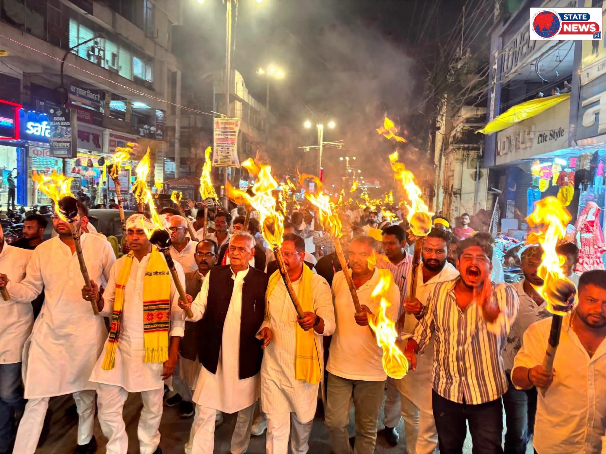 रीवा में जलीं मशालें, गरमाए सियासी गलियारे! न्याय सत्याग्रह में उमड़ा कांग्रेस का कुनबा