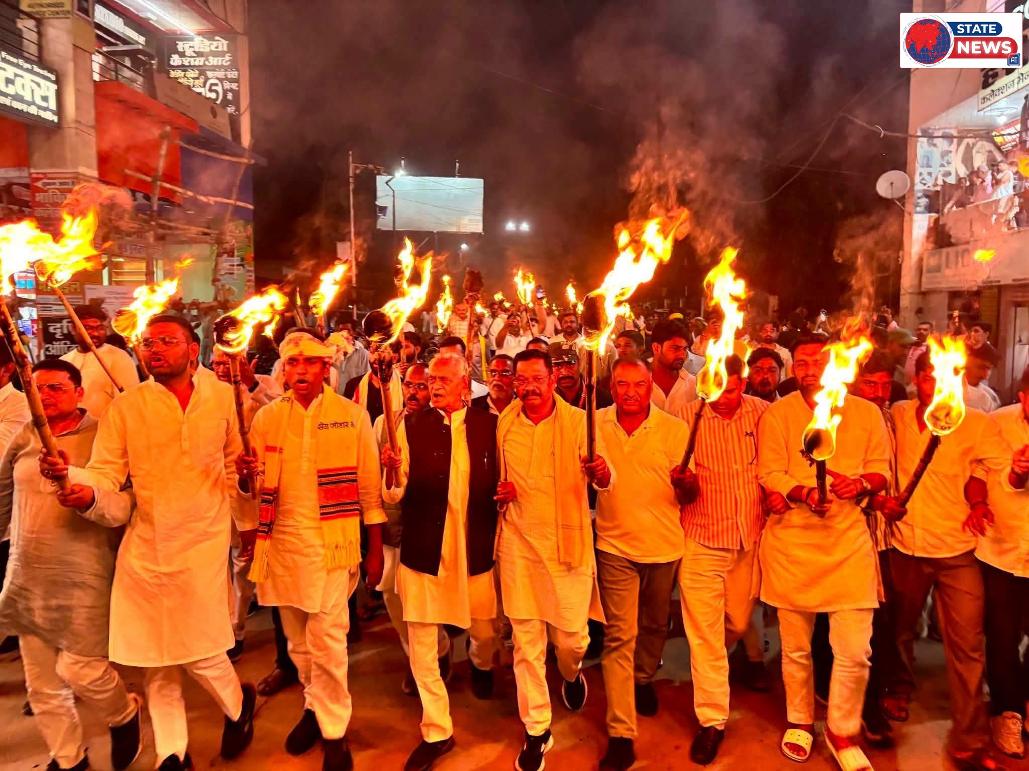 रीवा में जलीं मशालें, गरमाए सियासी गलियारे! न्याय सत्याग्रह में उमड़ा कांग्रेस का कुनबा