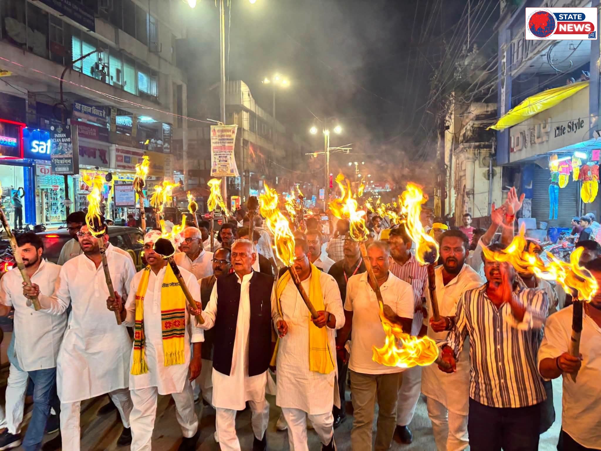 रीवा में जलीं मशालें, गरमाए सियासी गलियारे! न्याय सत्याग्रह में उमड़ा कांग्रेस का कुनबा