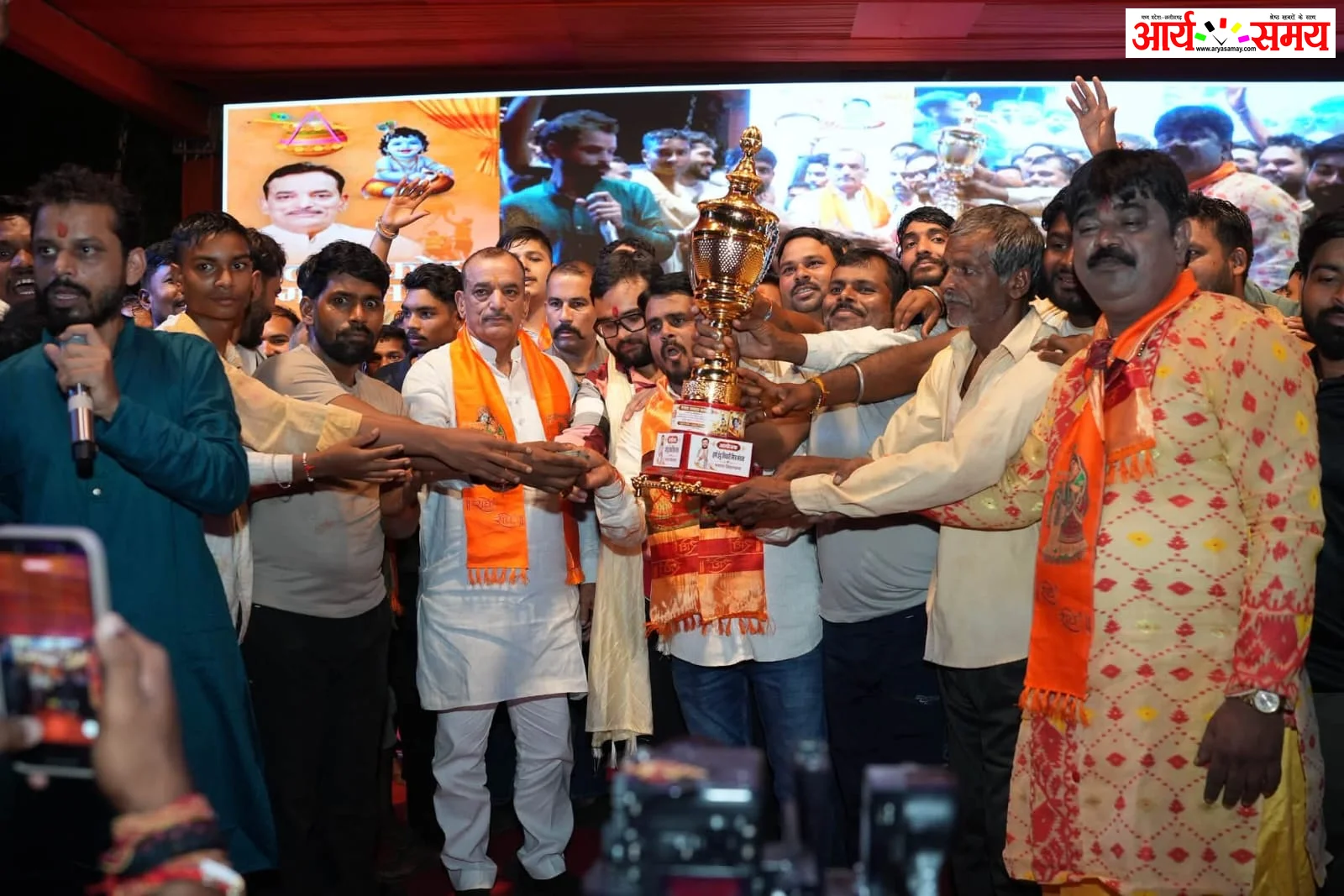 Jabalpur News: दादा दरबार बस स्टैंड पर गूंजा श्रीकृष्ण जन्माष्टमी का उल्लास, घुघरी-बिलहरी की टीम ने जीती 1 लाख की मटकी फोड़ प्रतियोगिता