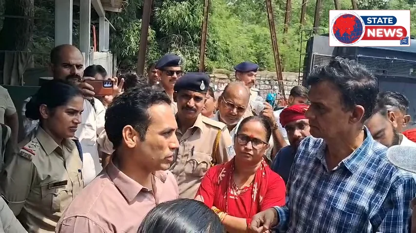 प्रशासन पर दबाव बनाने के लिए निजी नर्सिंग होम की जांच पड़ताल करने पहुंचे कथित नेताओं को पुलिस ने किया डिटेन, दी समझाइश, और फिर किया रिहा, प्