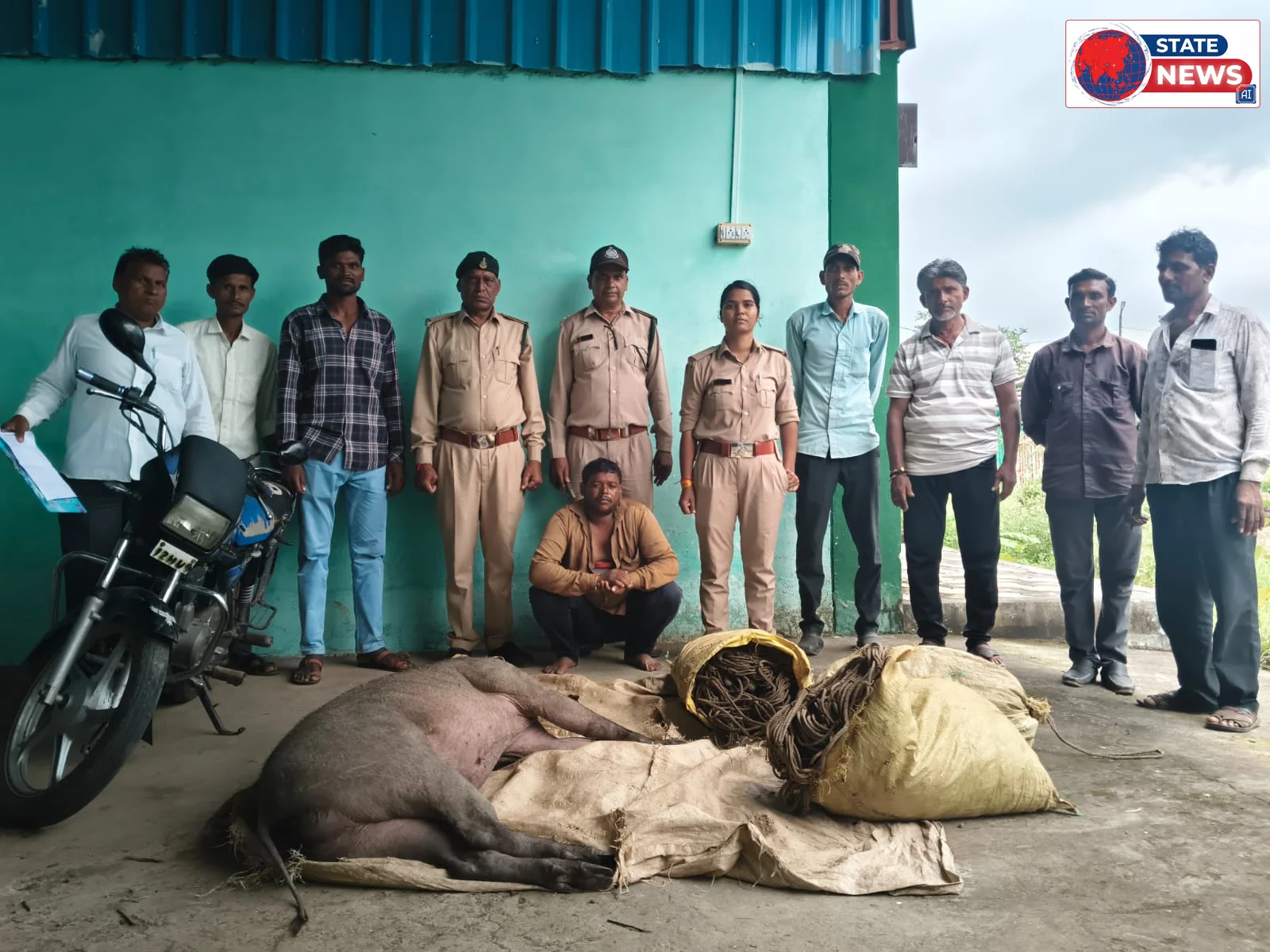 जंगली सूअर के अवैध शिकार में एक आरोपी पकड़ा, दूसरा फरार । वन विभाग की टीम ने घेराबंदी कर मारे गए जंगली सूअर, बाइक व शिकार का जाल किया बरामद