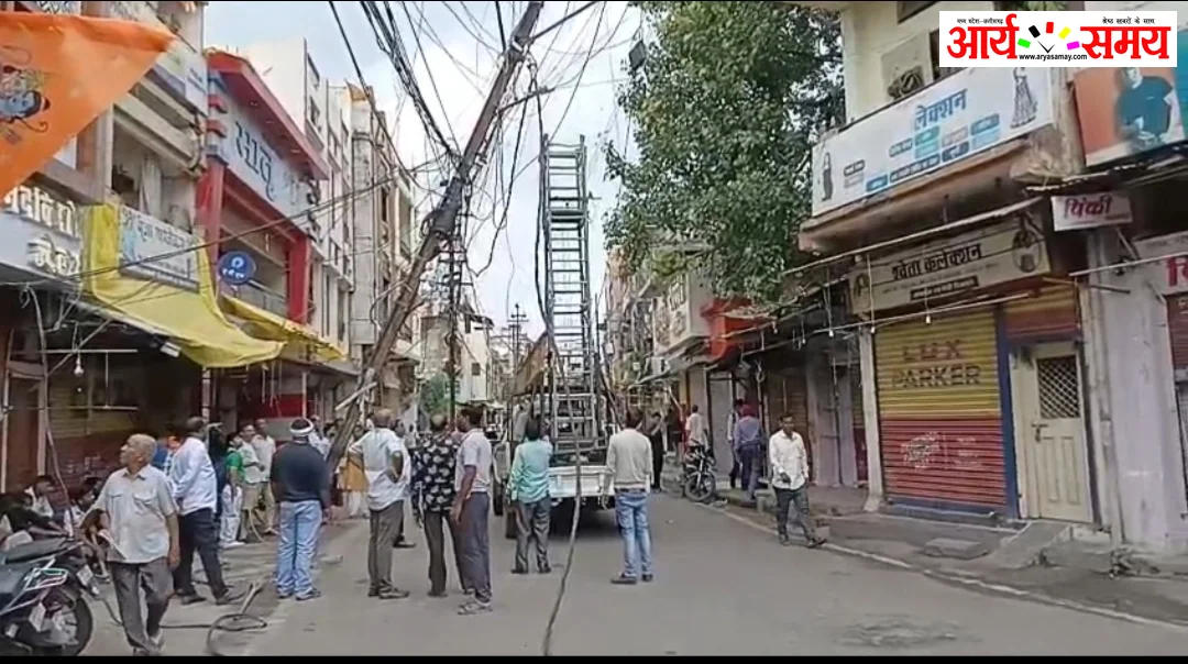 Jabalpur News: भरभराकर गिरे जर्जर बिजली पोल, बाल-बाल बचा कर्मचारी; पूर्व विधायक सक्सेना ने प्रशासन को घेरा