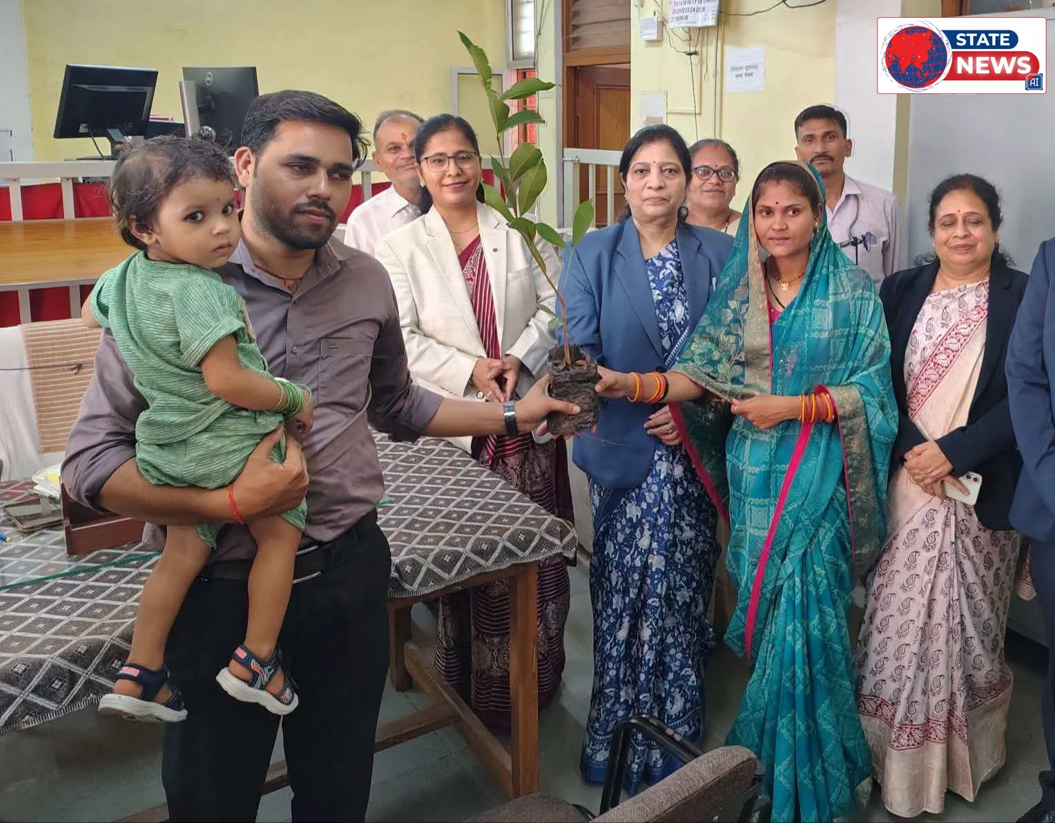 *दहेज का दर्द भूले, लोक अदालत ने जोड़ा रिश्ता - न्यायवृक्ष लेकर घर लौटा दंपति*  *टीकमगढ़।* राष्ट्रीय लोक अदालत ने एक बिखरते परिवार को फिर से