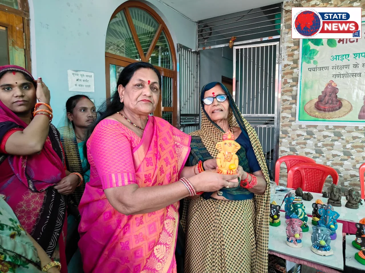 दिव्यांग विद्यार्थियों संग माटी से बनाए गणेश