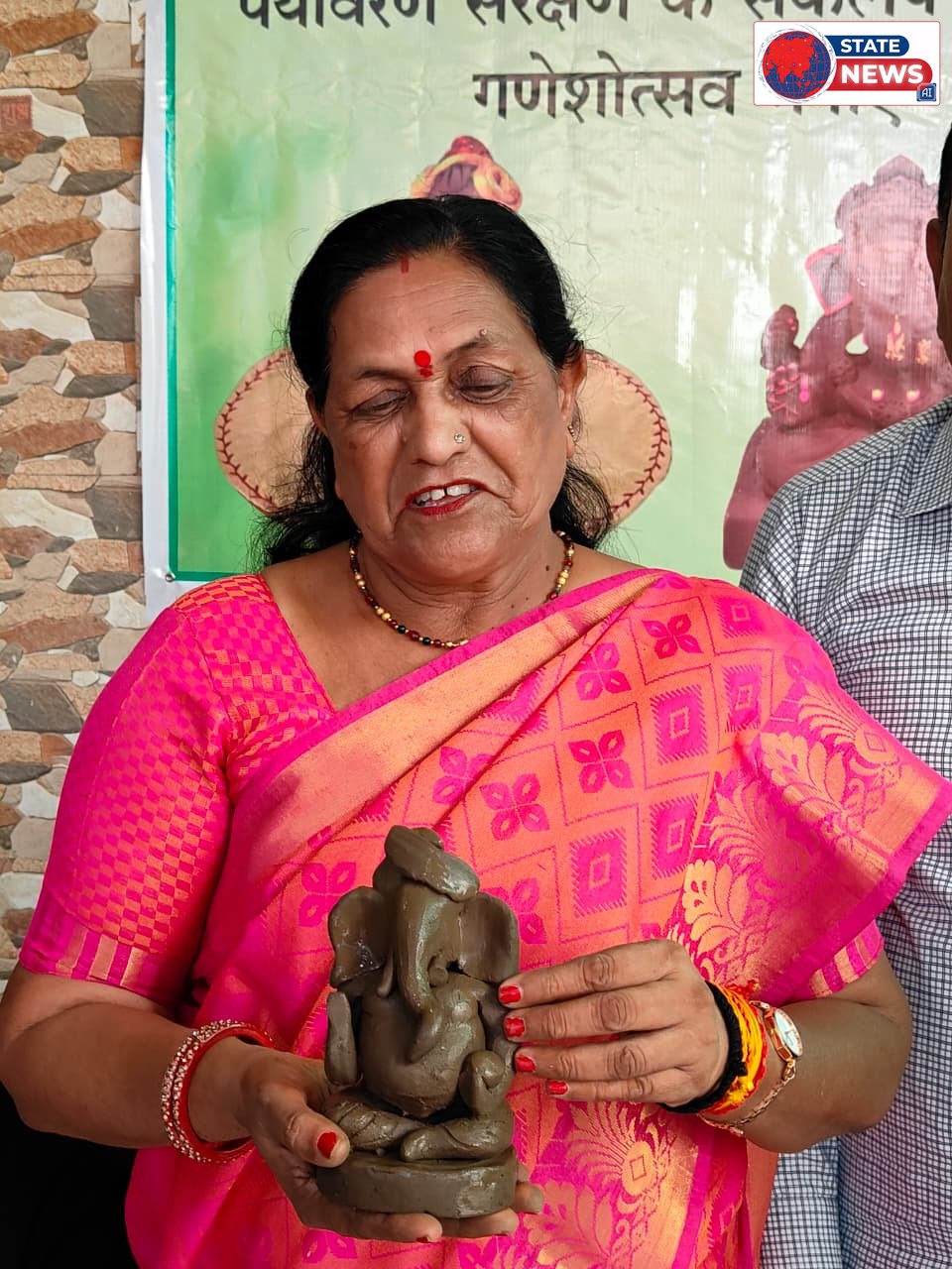 दिव्यांग विद्यार्थियों संग माटी से बनाए गणेश