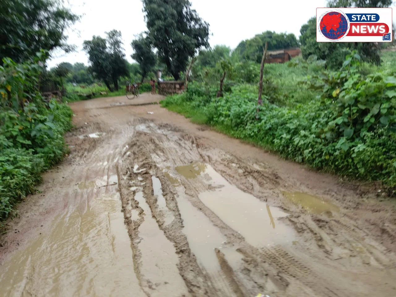 टपरियन गांव की सड़क बदहाल, ग्रामीणों की बढ़ी परेशानी 
