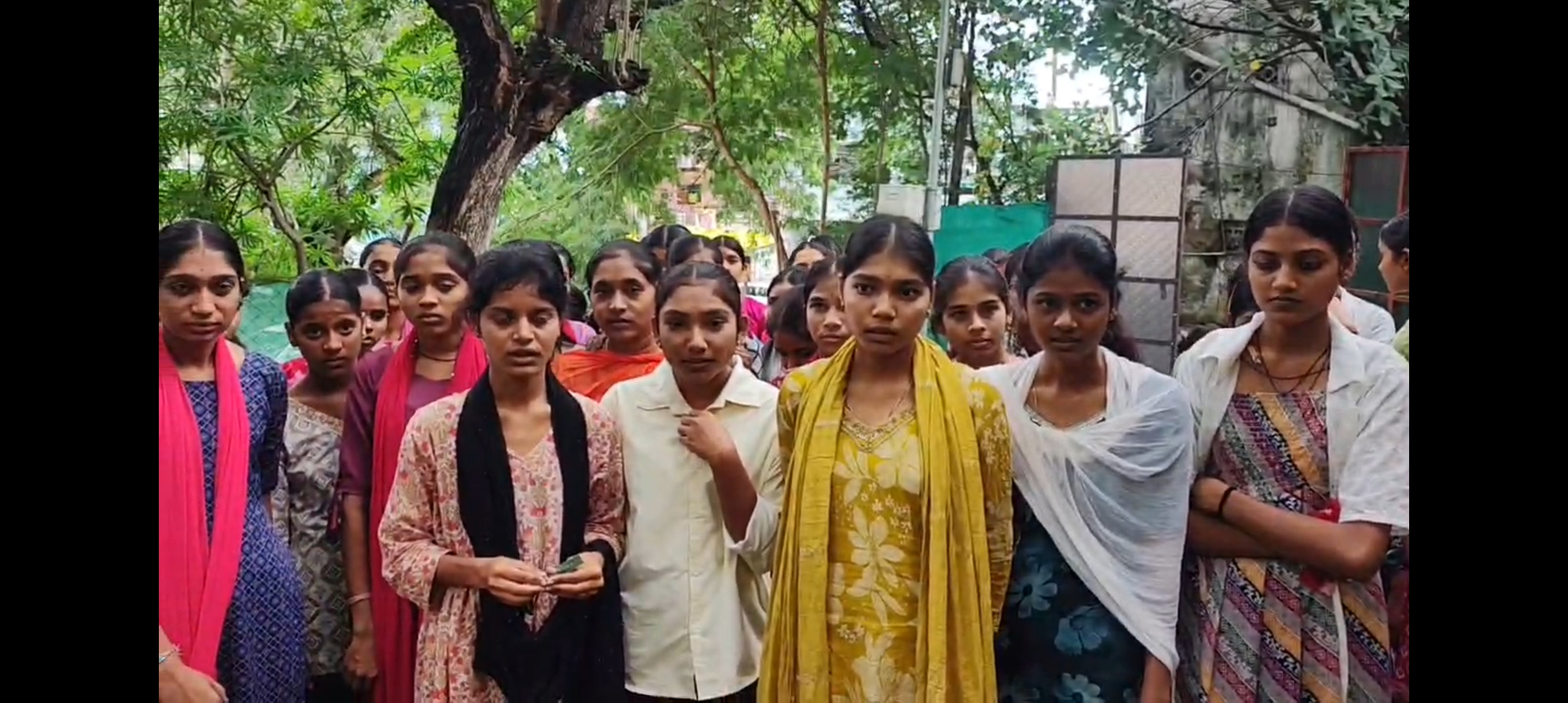 छात्रावास बालिकाएं पहुँची थाने